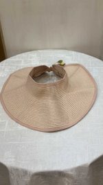 کلاه لبه‌دار کشی برند I Am در رنگ‌های صورتی، سفید و کرمی