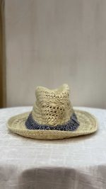 کلاه حصیری کرمی روشن با ربان آبی