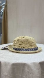 کلاه حصیری کرمی روشن با ربان آبی برند I am