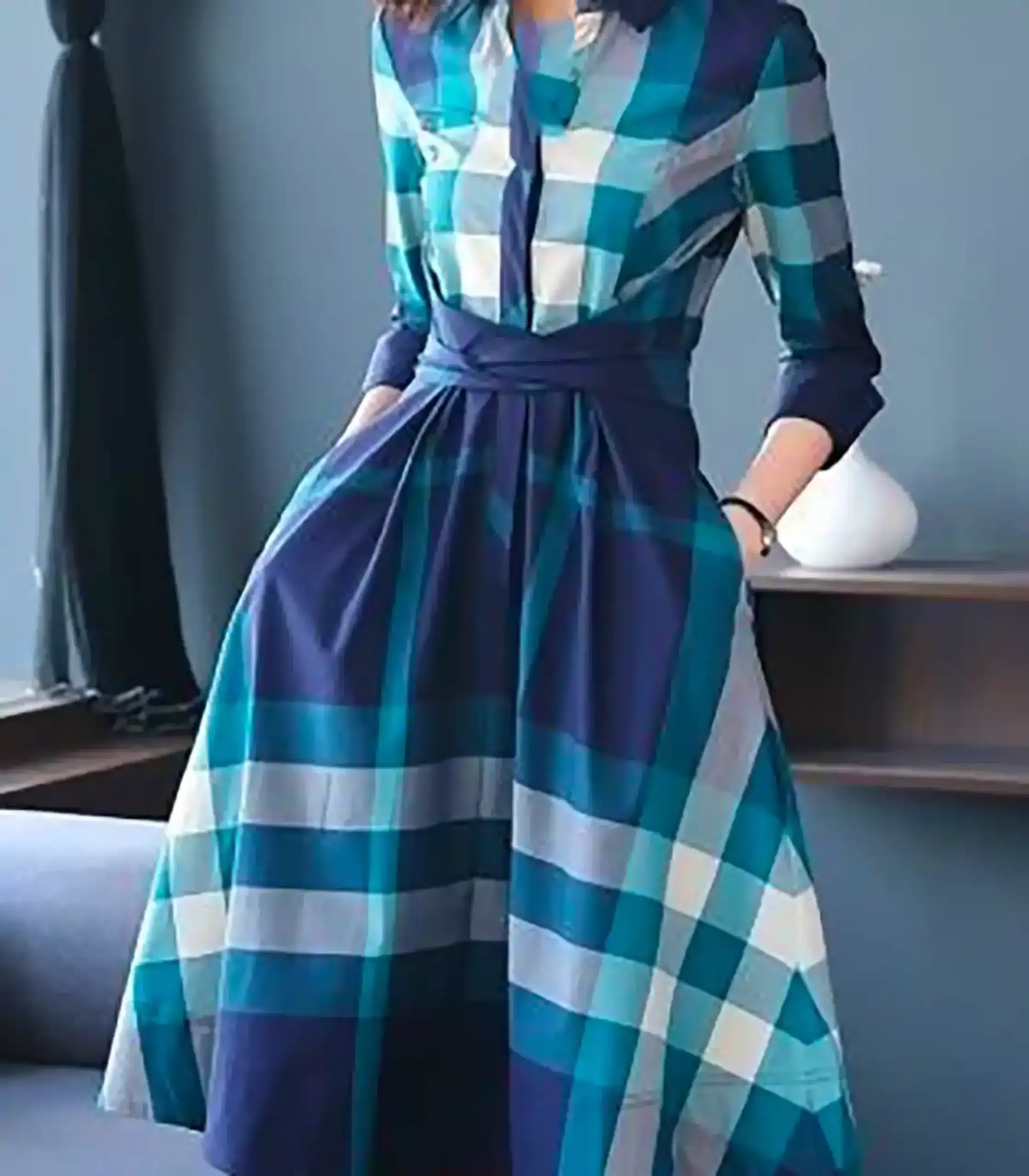 ست کردن پیراهن فلانل با دامن زنانه