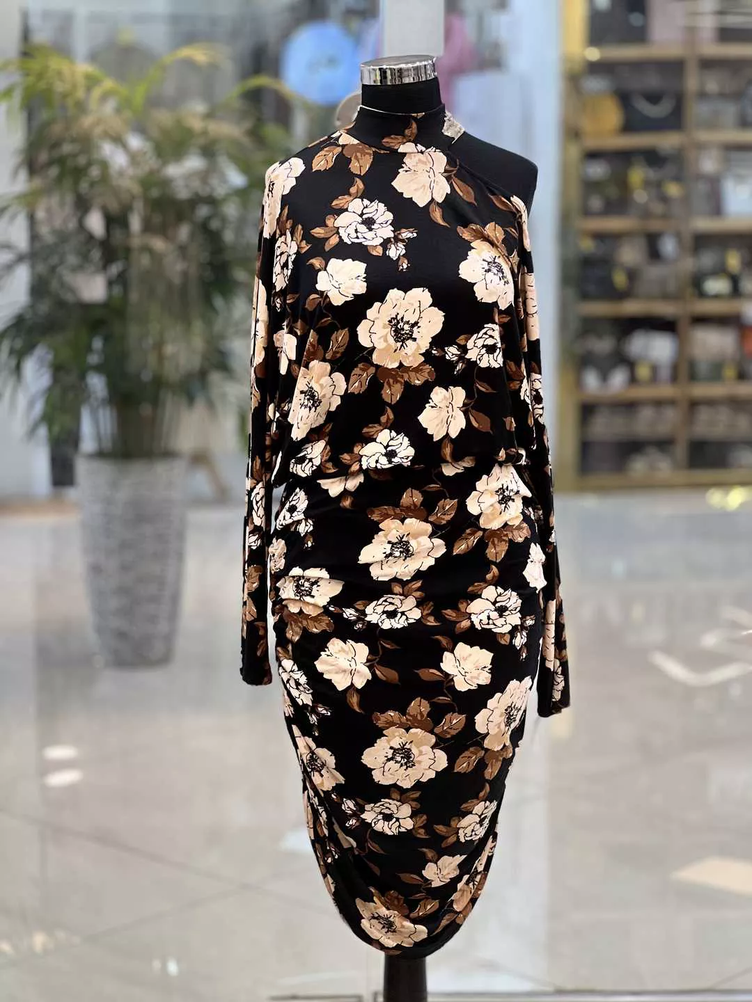 پیراهن نخی تریکو زنانه با طراحی یقه سه سانتی و سرشانه باز، مناسب فصل تابستان